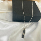 שרשרת מדגם “מזוזה” עם קלף ברכה מרגש מתנה לבן האהוב