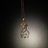 שרשרת מתנה לאמא - תליון ג'ירפות מחובקות עם ברכה אישית