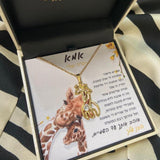 שרשרת מתנה לאמא - תליון ג'ירפות מחובקות עם ברכה אישית